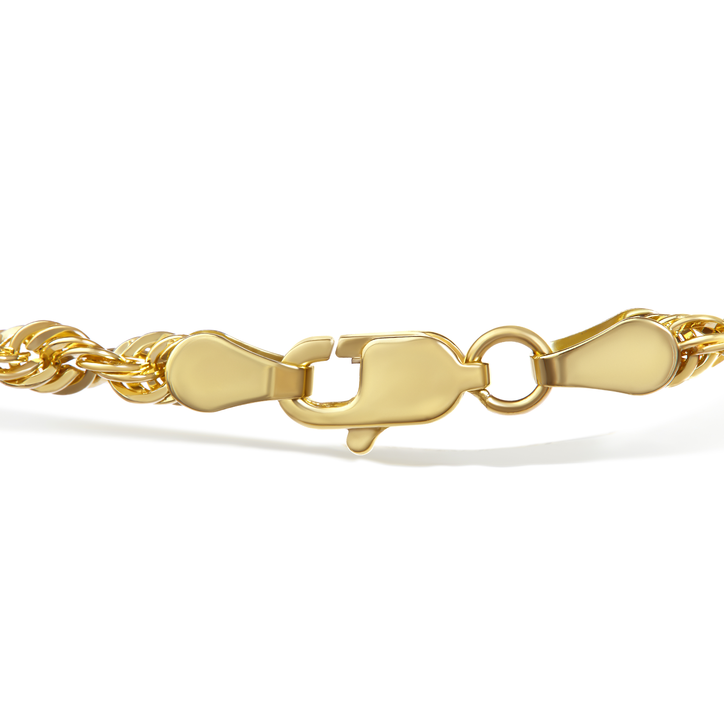 Close-up of the twisted rope chain links in 10K yellow gold