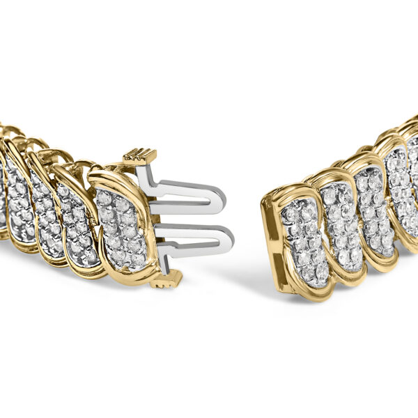 Close-up of round diamonds set in prongs on the yellow gold S-link chain