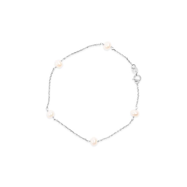 Bracelet clasp and chain links shown in detail