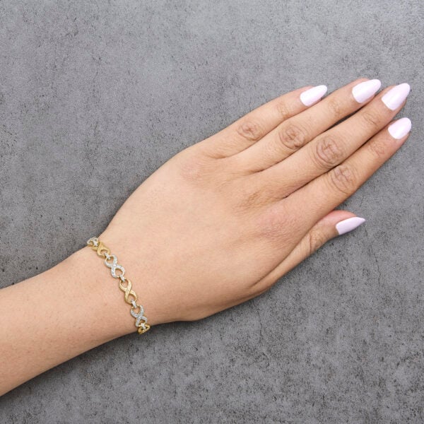 Natural Round/Single diamond infinity link bracelet with I-J color and I1-I2 clarity.