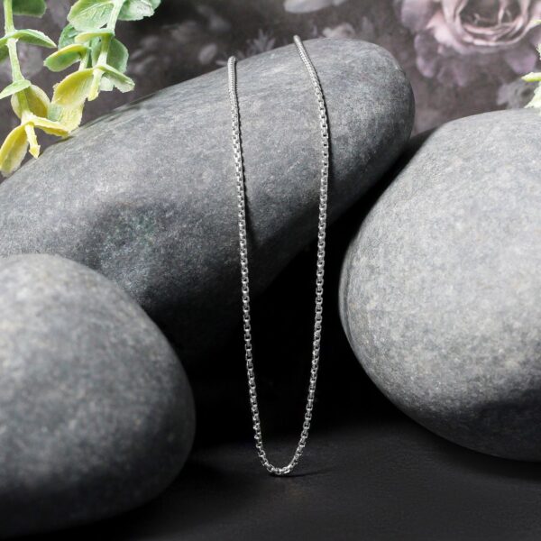 14k White Gold Round Box Chain (1.3 mm) - alternate view 4