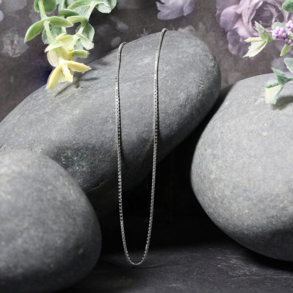 14k White Gold Classic Box Chain (0.85 mm) - alternate view 4